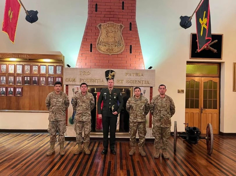 El coronel Rubilar recibe al sargento 2° Arlei Airton Mahl del Ejército de Brasil. Firma Escuela de Artillería del Ejército de Chile
