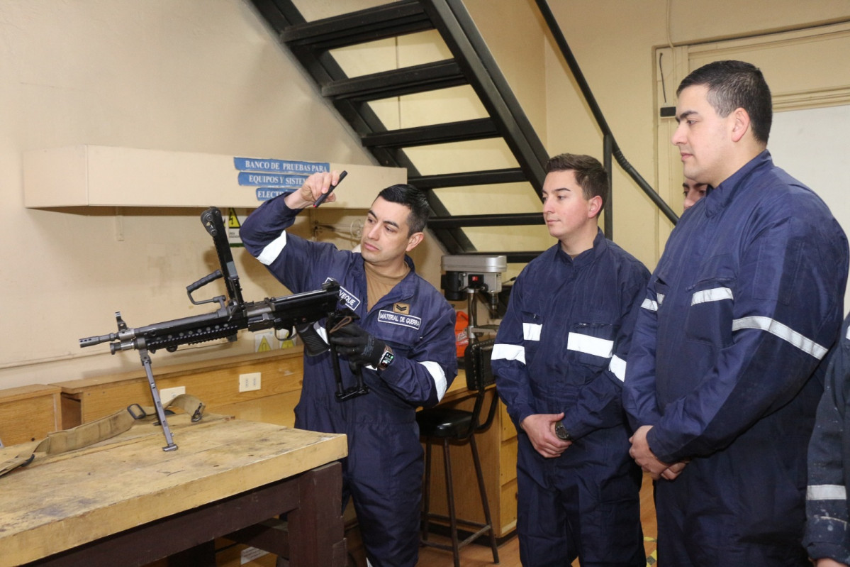 Capacitación en mantenimiento de ametralladora Minimi Firma Ejército de Chile