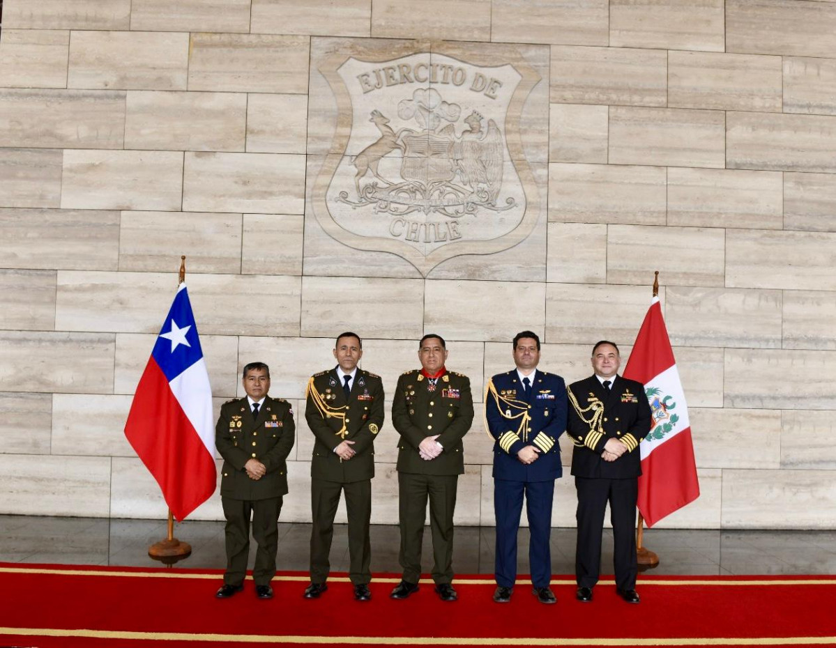 Delegación del Ejército del Perú en el Edificio Ejército Bicentenario Brigadier José Miguel Carrera Verdugo Firma Ejército del Perú