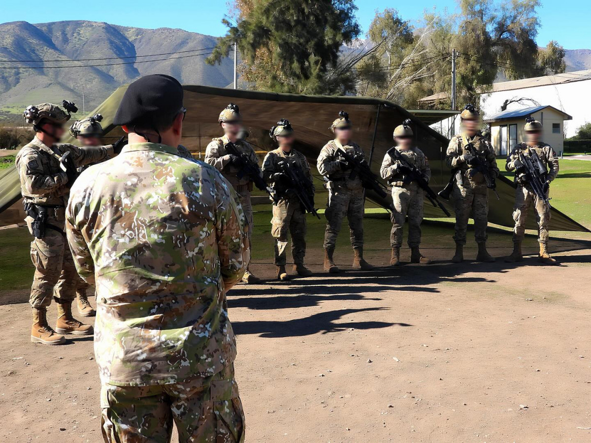 Presentación de equipamiento de operadores de la BOE Lautaro. Firma Comando de Operaciones Especiales del Ejército de Chile