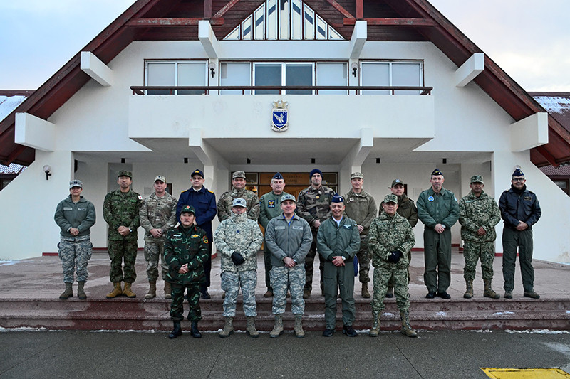 Agregados y secretarios extranjeros en la base aérea Chabunco de Punta Arenas. Firma FACh