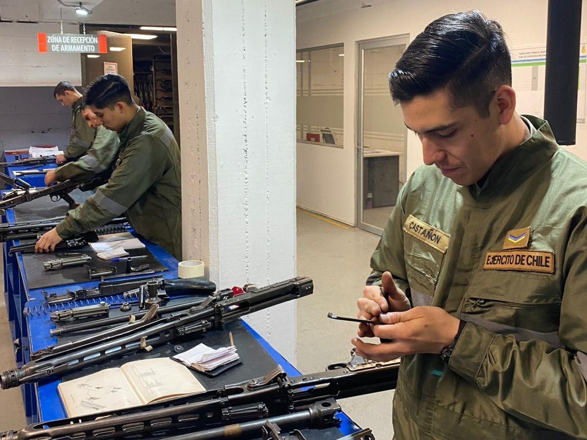 Alumno del curso de mecánico artificiero realizando la inspección de una ametralladora Rheinmetall MG 3 calibre 7,62x51 mm. Firma Ejército de Chile