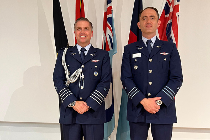 Agregado Aéreo de Chile en el Reino Unido, coronel de aviación Rodrigo Grunert y comandante de grupo Gonzalo Zalazar en la ceremonia de clausura del Advanced Command and Staff Course. Firma FACh
