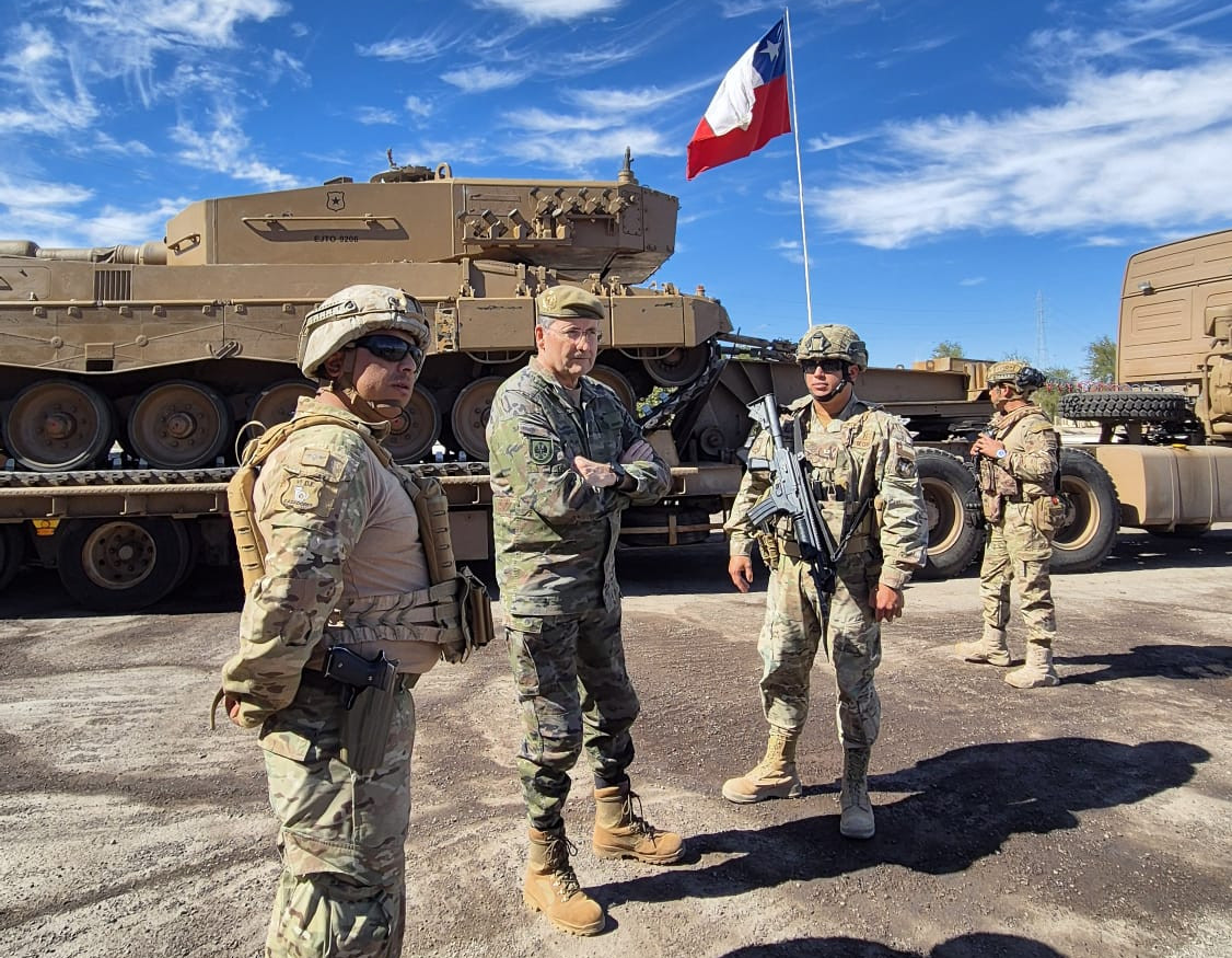 El general Amador Enseñat y Berea junto a un tanque Leopard 2A4 de la 2ª Brigada Acorazada Cazadores. Firma Ejército de Tierra español