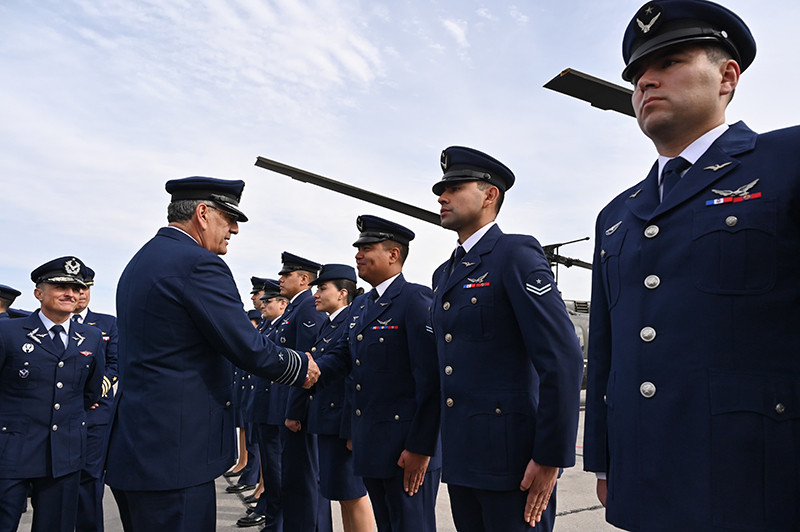 El general del aire Hugo Rodríguez saluda a personal del Grupo de Aviación N° 9 Firma FACh
