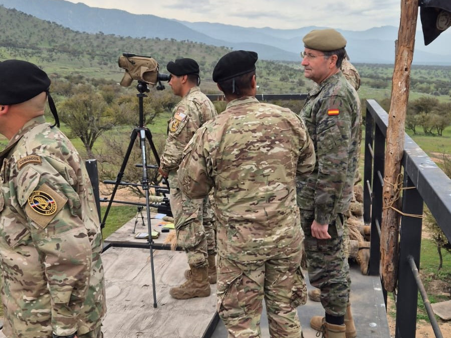 El general Amador Enseñat y Berea observa el entrenamiento de francotiradores que imparte la Escuela de Paracaidistas y Fuerzas Especiales del Ejército de Chile Firma Ejército de Tierra español 002