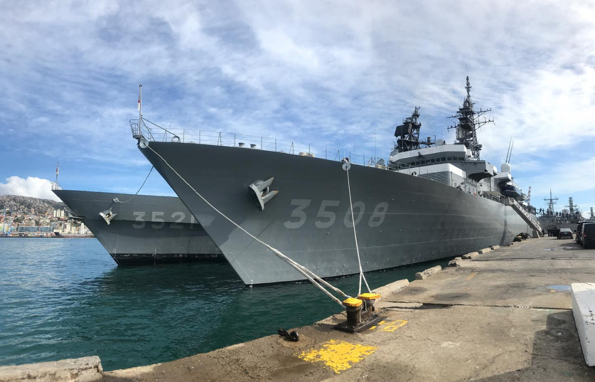 Buque escuela Kashima y destructor Shimakaze del Escuadrón de Entrenamiento de la Fuerza Marítima de Autodefensa del Japón en el molo de abrigo de Valparaíso. Firma Embajada del Japón en Chile