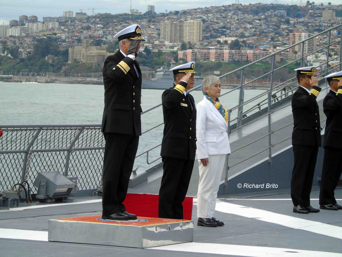 El contraalmirante Delgado, el contraalmirante Watanabe y la embajadora Ito Takako en la cubierta de vuelo del buque escuela Kashima. Firma Richard Brito