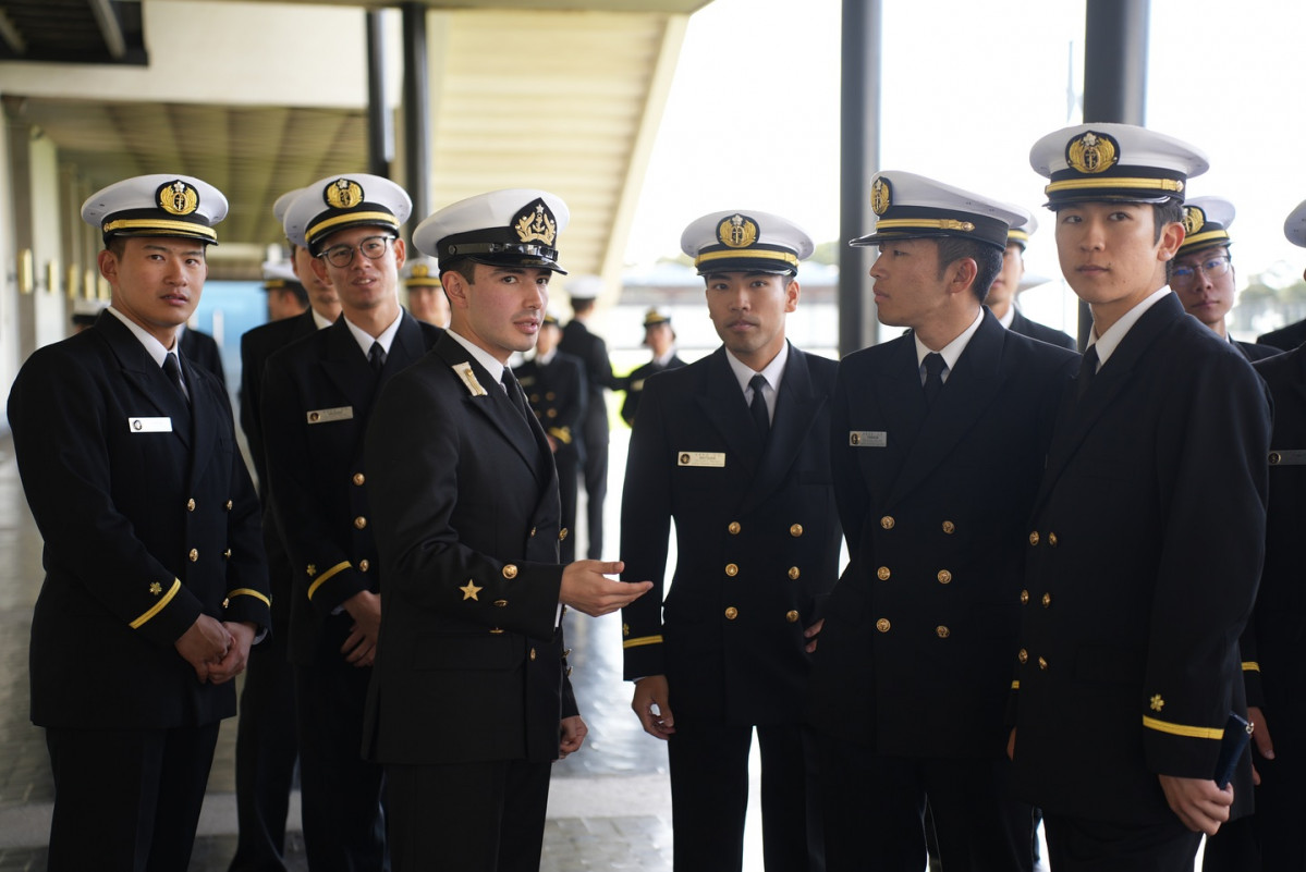 Integrantes del 75° Curso General de Candidatos a Oficial en su visita a la Escuela Naval Arturo Prat. Firma Armada de Chile