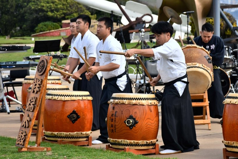 Banda del Escuadrón de Entrenamiento de la Fuerza Marítima de Autodefensa del Japón en el concierto en la Academia de Politécnica Naval. Firma Armada de Chile