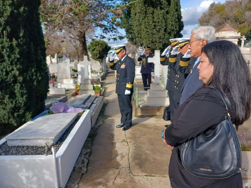 Colocación de ofrenda floral en las tumbas de marinos japoneses en el Cementerio de los Disidentes de Valparaíso. Firma Armada de Chile