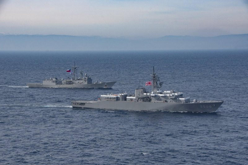 Fragata antiaérea FFG 11 Capitán Prat y buque escuela Kashima TV 3508. Firma Armada de Chile