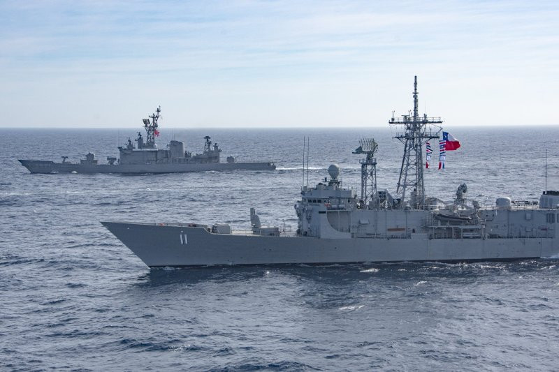 Destructor Shimakaze TV 3521 y fragata antiaérea FFG 11 Capitán Prat en ejercicio Passex en la costa de Valparaíso. Firma Armada de Chile