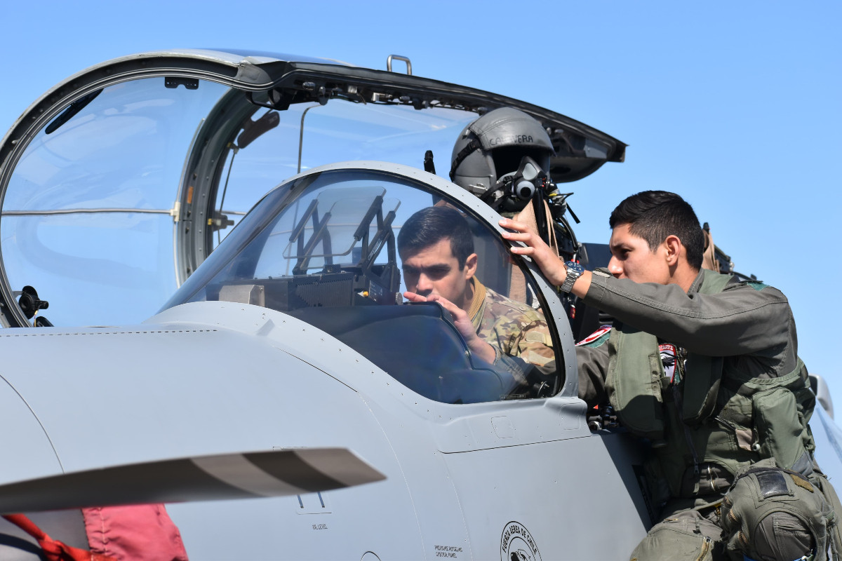 Piloto de Super Tucano explica las características de la aeronave a alumno del Curso de Oficiales del Arma de Caballería Blindada. Firma FACh