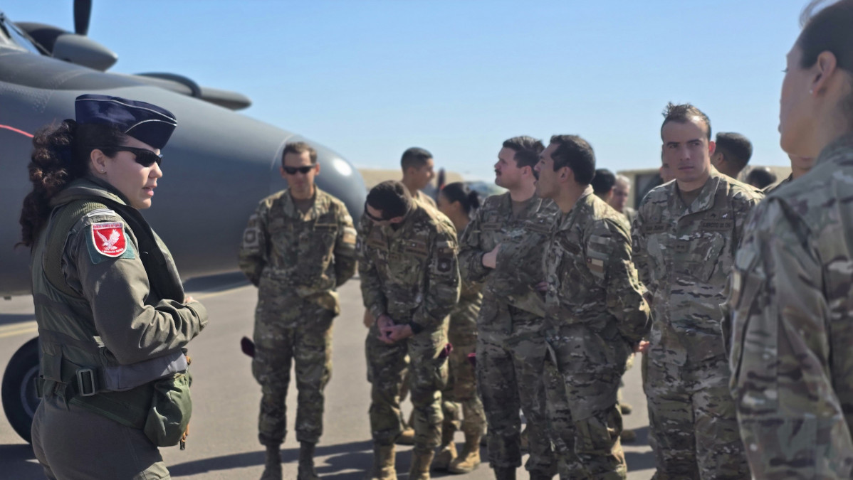 Exposición de avión de transporte De Havilland Canada DHC-6 Twin Otter del Grupo de Aviación N° 2. Firma FACh