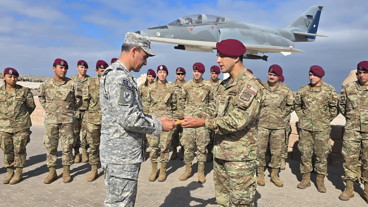 Entrega de presente de oficial del Centro de Entrenamiento de Combate Acorazado del Ejército de Chile. Firma FACh