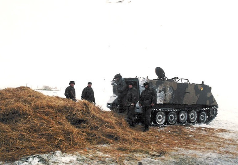 El ciclo logístico era constante llegando ayuda en barcazas para ser distribuida en vehículos como este carro M113 del Ejército de Chile