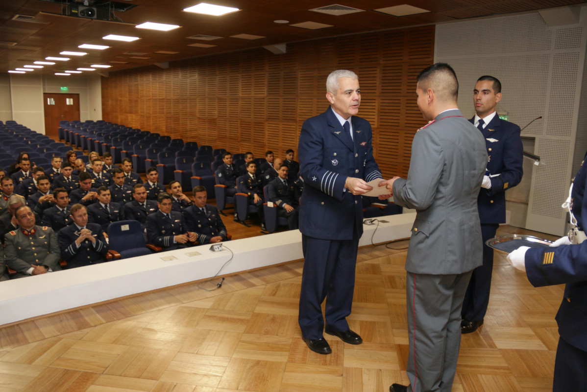 El director de la Escuela de Aviación entrega diploma al alférez José Rojas. Firma FACh