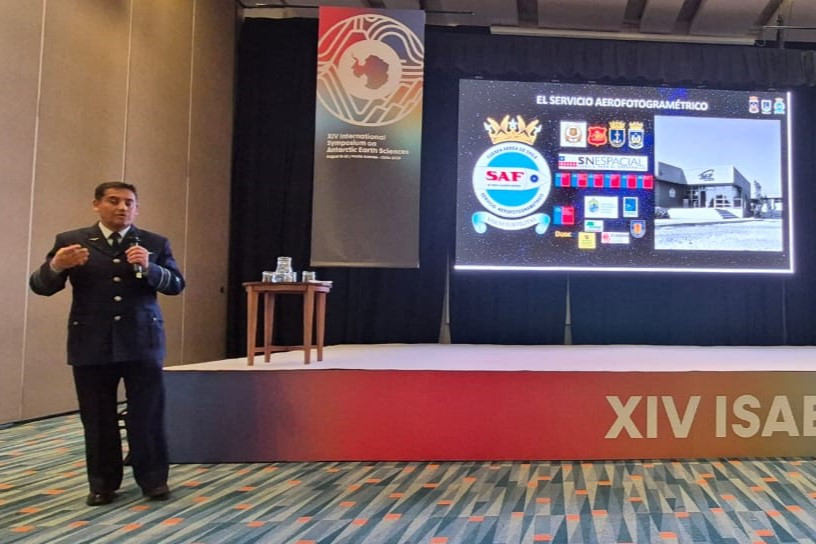 Exposición del Servicio Aerofotogramétrico en ISAES 2025 Firma FACh