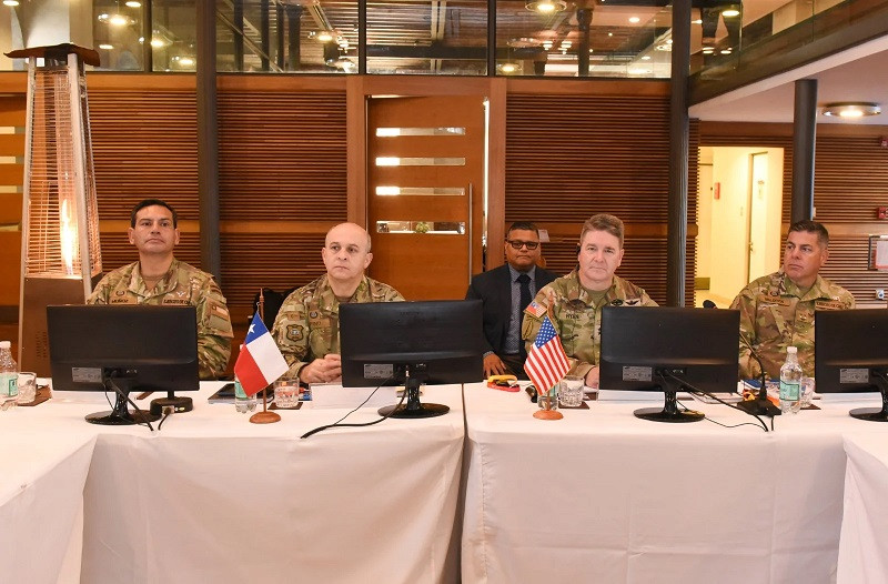 General de división Rodrigo Pino y mayor general Philip J Ryan Firma Ejército de Chile