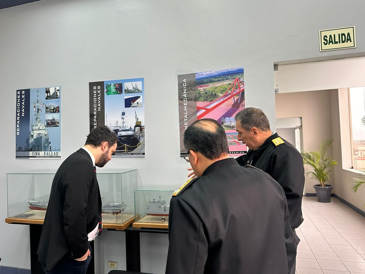 Ejecutivos de SIMA Perú presentan al subsecretario Montero las maquetas de algunos de los proyectos de construcción naval del astillero Firma Subsecretaría de Defensa de Chile