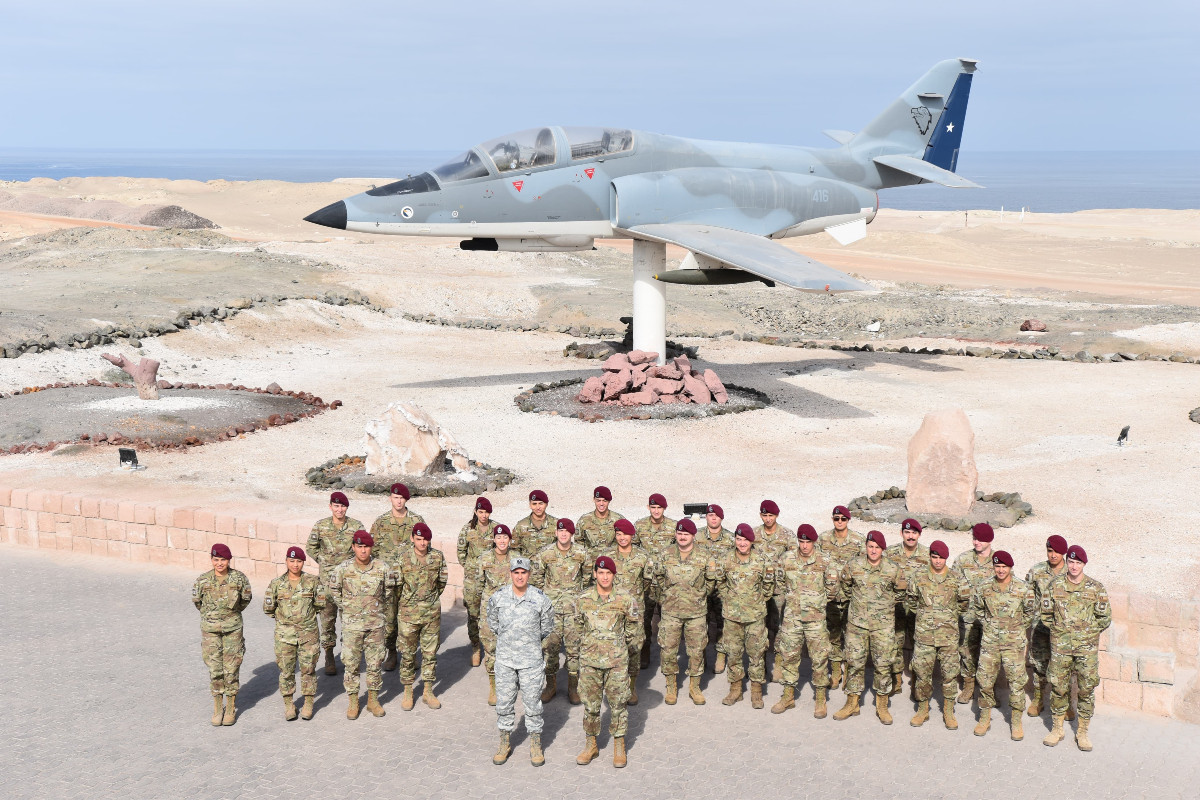 Los alumnos del Curso de Oficiales del Arma de Caballería Blindada posan junto a un avión de combate Enaer Casa A 36 Toqui que operó en el Grupo de Aviación N° 1 hasta su desactivación en 2022. Firma FACh