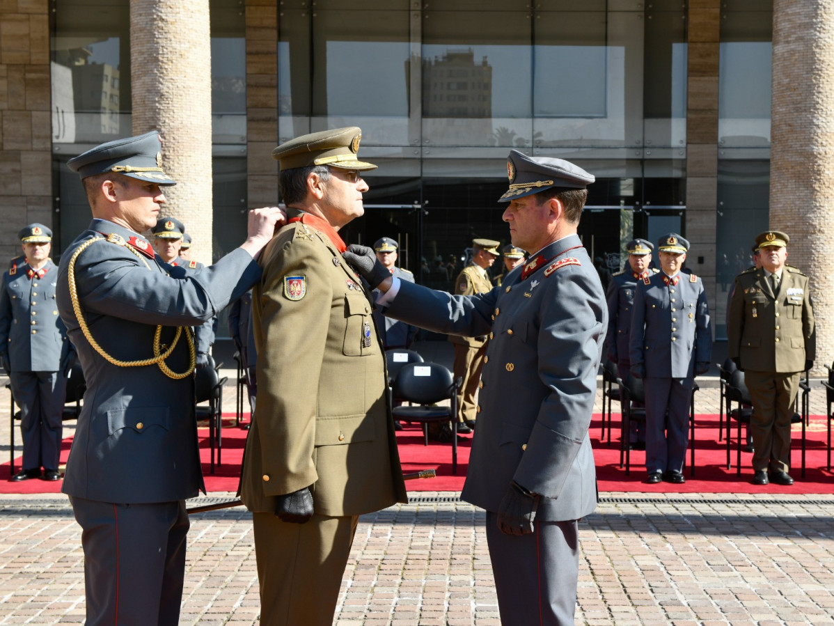 El general Javier Iturriaga impone la medalla Cruz de la Victoria al general Amador Enseñat y Berea. Firma Ejército de Chile