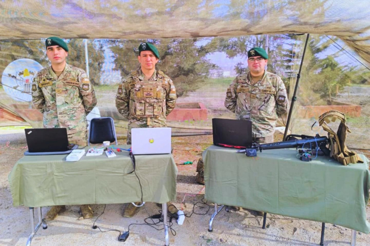 El cabo Fabián Godoy Gangas, el sargento 2º Cristian Fernández Godoy y el cabo Héctor Ortiz Orellana, creadores del proyecto Fenix. Firma Destacamento de Montaña N°9 Arauco