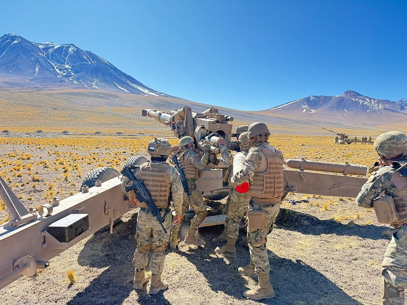 Artilleros preparan un Soltam M 71 de 155 mm en un práctica de tiro en el sector de Ojos de San Pedro. Firma Ejército de Chile
