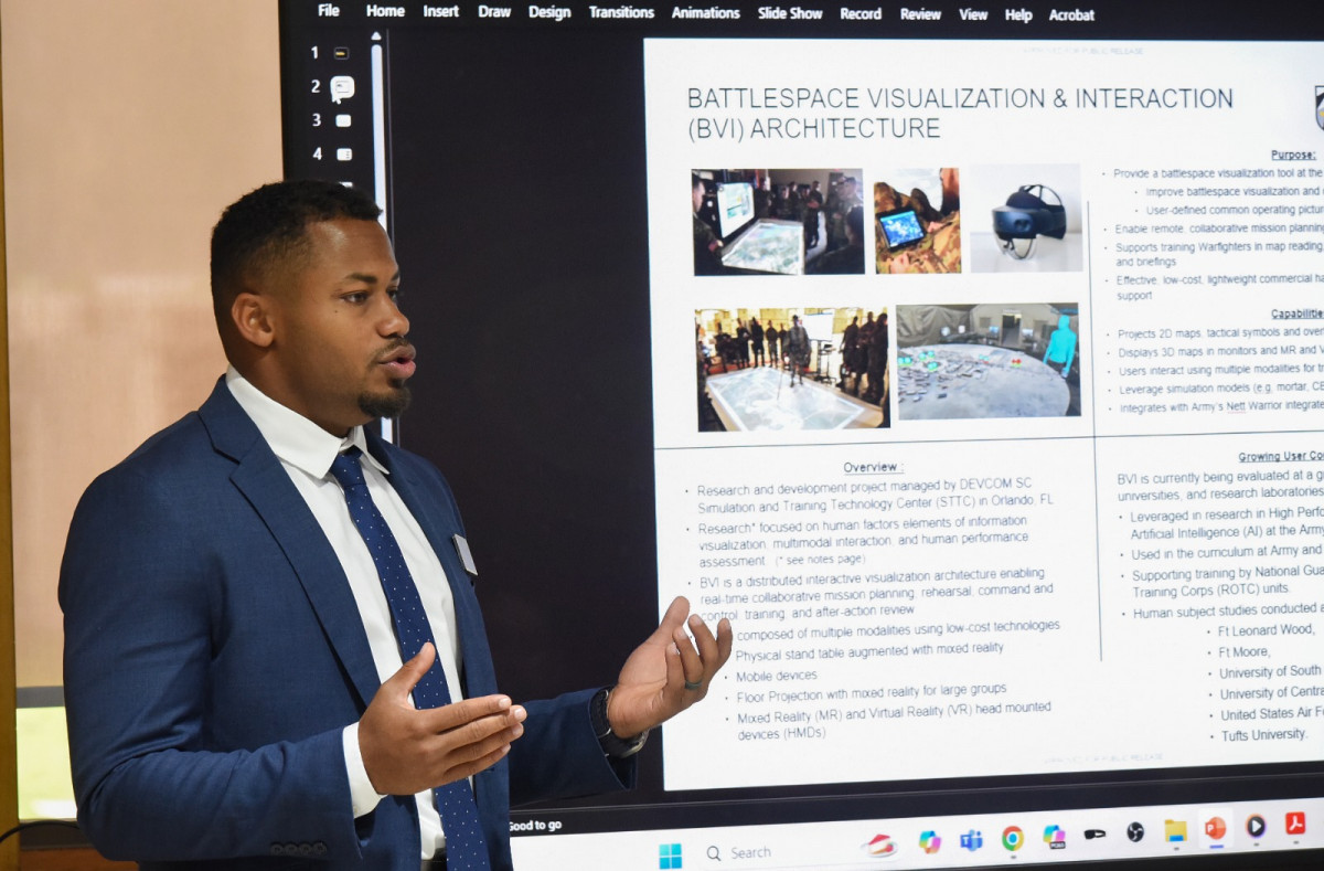 Integrante de la delegación del Ejército de Estados Unidos presentando la arquitectura del Sistema de Visualización e Interacción del Campo de Batalla. Firma Ejército de Chile