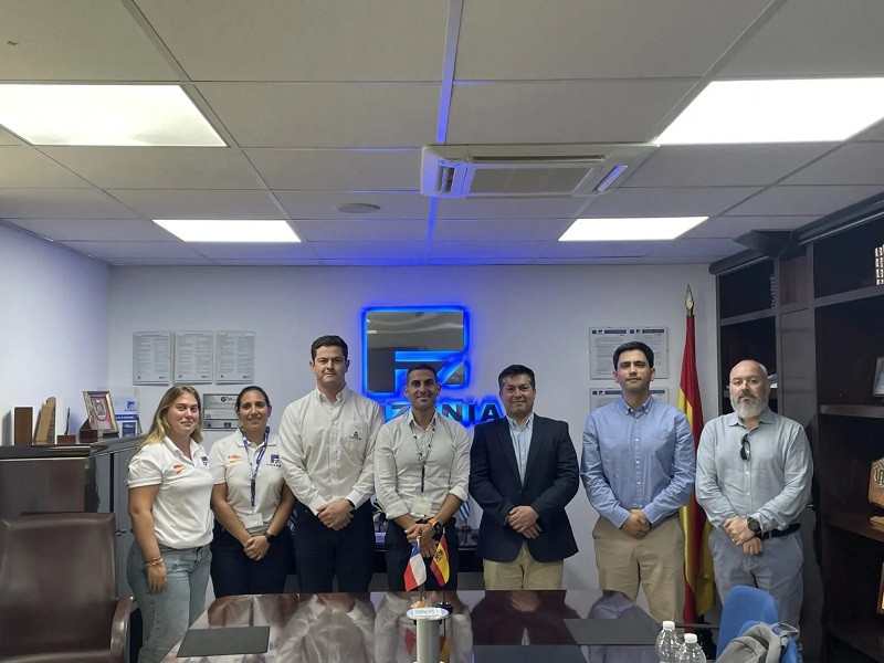 Personal de Frizonia junto a representantes de la Armada de Chile y Asmar Firma Frizonia