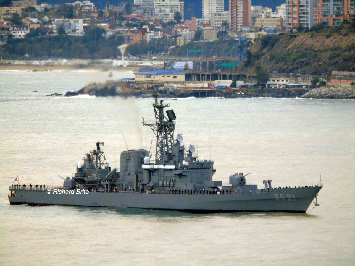 El destructor Shimakaze navegando en la bahía de Valparaíso. Firma Richard Brito