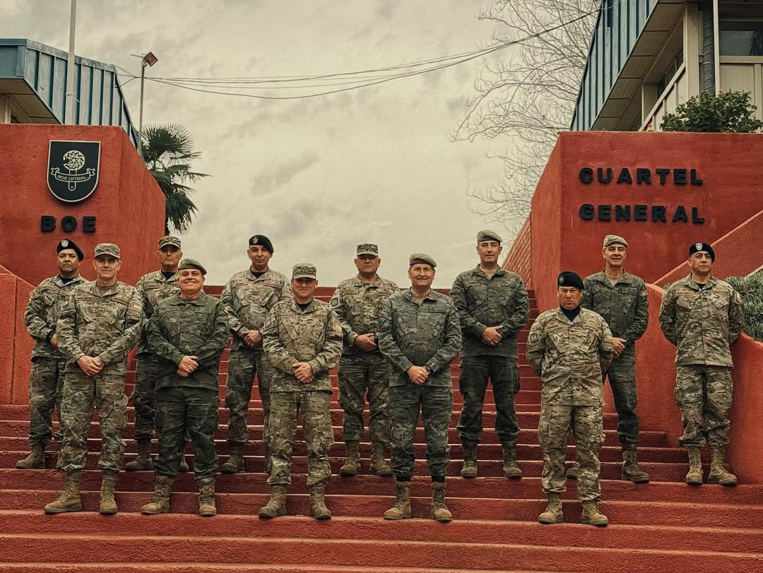 El general Amador Enseñat y Berea junto al general Iturriaga en la BOE Lautaro Firma Comando de Operaciones Especiales del Ejército de Chile