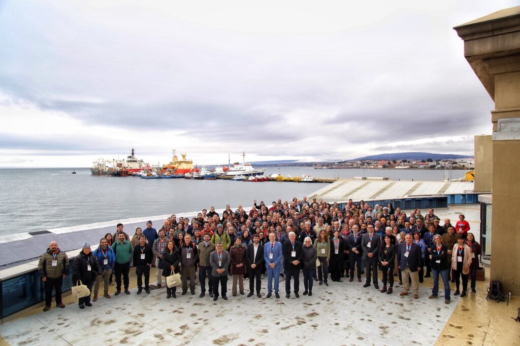 Participantes del XIV Simposio Internacional sobre Ciencias de la Tierra en Antártica efectuado en Punta Arenas Firma FACh