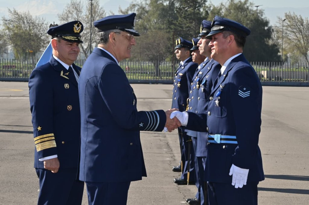 El general Rodríguez entrega reconocimientos a personal por años de servicio. Firma FACh