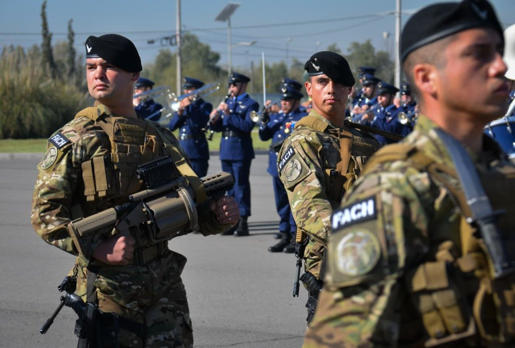 Desfile del Regimiento de Artillería Antiaérea y Fuerzas Especiales Escuela Táctica en el 26° aniversario del Comando de Combate. Firma FACh