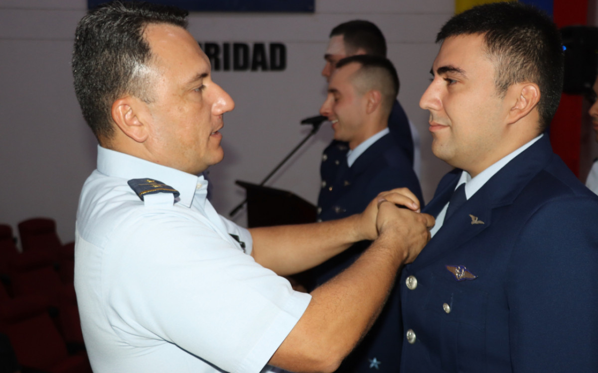 Entrega de alas de piloto a subteniente de la FACh que completó el Curso Básico de Pilotos Firma FAC