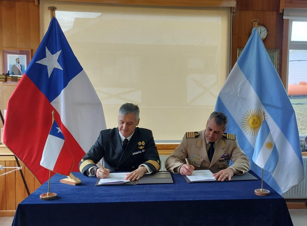 Firma de actas de la XXVIII Reunión de Autoridades Marítimas con Responsabilidad en el Canal Beagle. Foto Armada de Chile