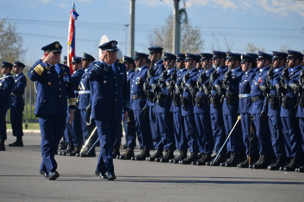 El general del aire Hugo Rodríguez recibe honores a su arribo a la ceremonia del 26° aniversario del Comando de Combate. Firma FACh
