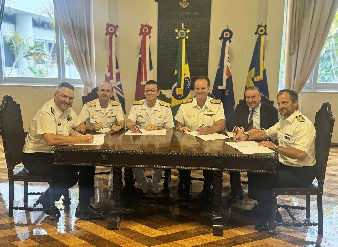 Representantes de las armadas del Grupo de Usuarios del Misil Sea Ceptor en la firma de actas de la reunión Foto LinkedIn contralmirante Anthony Rimington 004