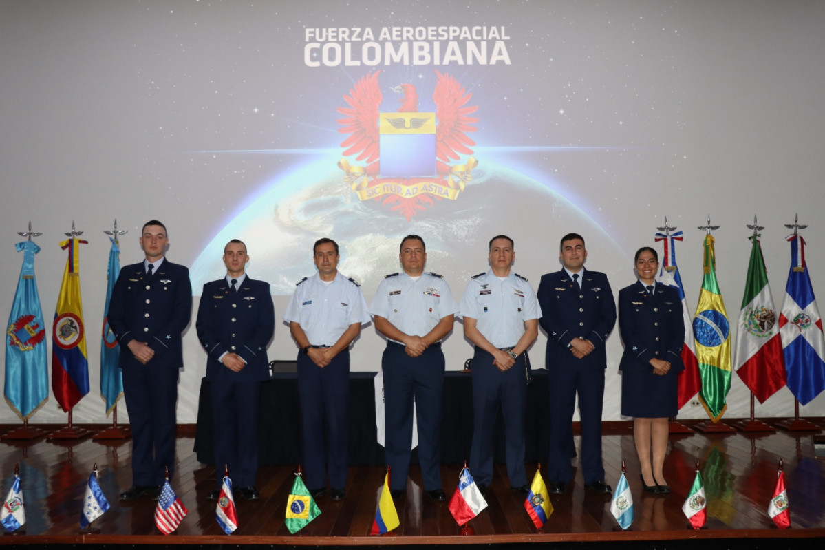 Graduación del Curso Básico de Pilotos de Helicóptero impartido por la Escuela Internacional de Helicópteros Coronel Carlos Alberto Gutiérrez Zuluaga de Colombia Firma FACh