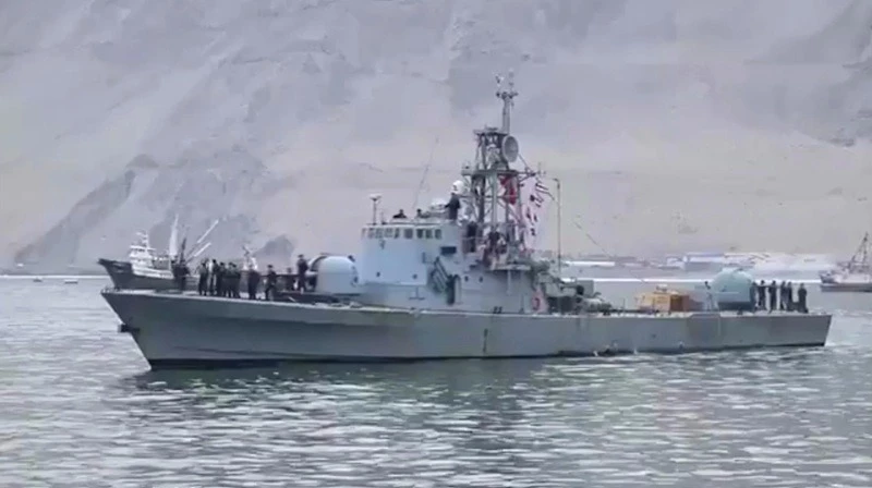 LAM 34 Angamos arribando al puerto de Iquique Firma Cuarta Zona Naval de la Armada de Chile 004