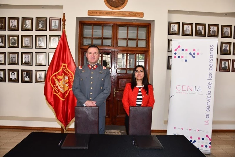 General de división Cristian Guedelhoefer y directora Mónica Soto Firma Cenia 002