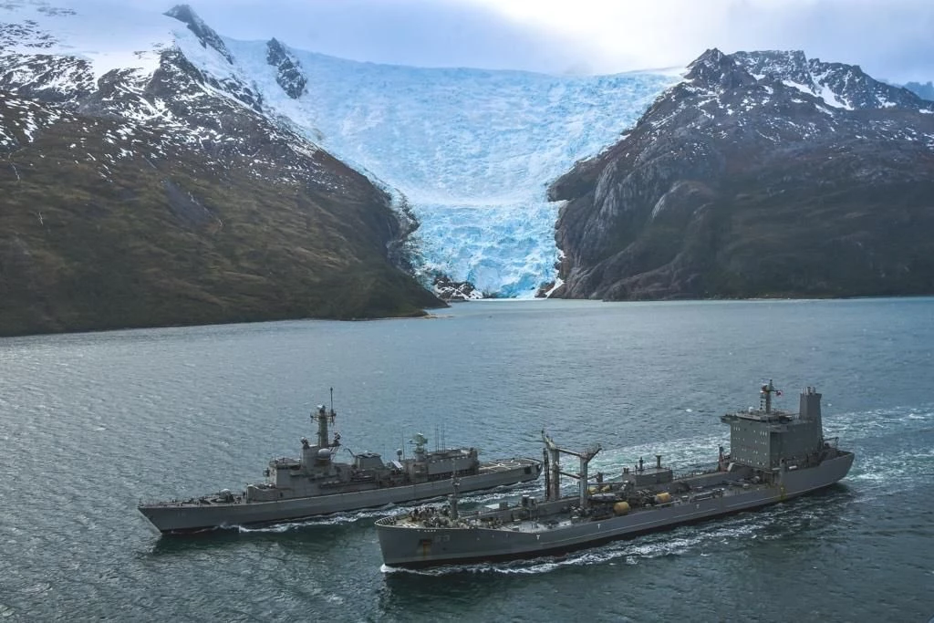 El petrolero AO 53 Araucano navegando junto a la fragata FF 18 Almirante Riveros frente al ventisquero Italia en el canal Beagle. Firma Armada de Chile