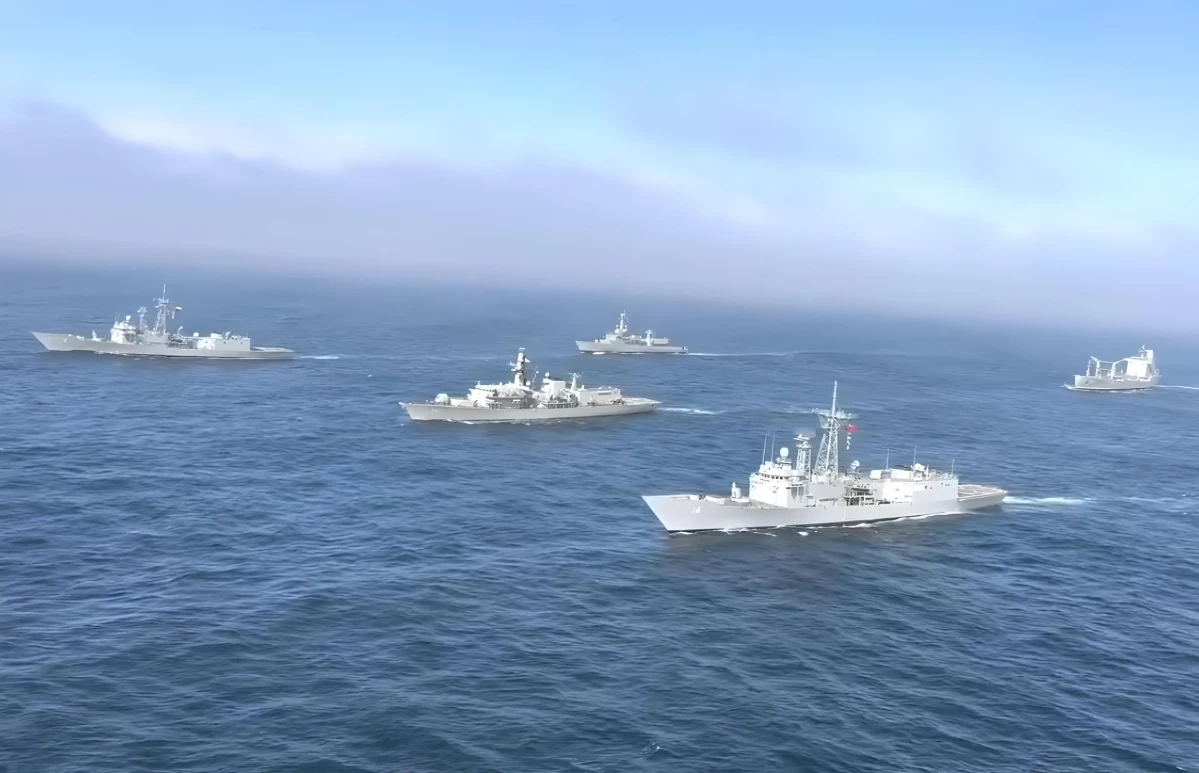 Fragatas antiaéreas clase Adelaide en navegación con unidades de la Escuadra Nacional. Firma Armada de Chile