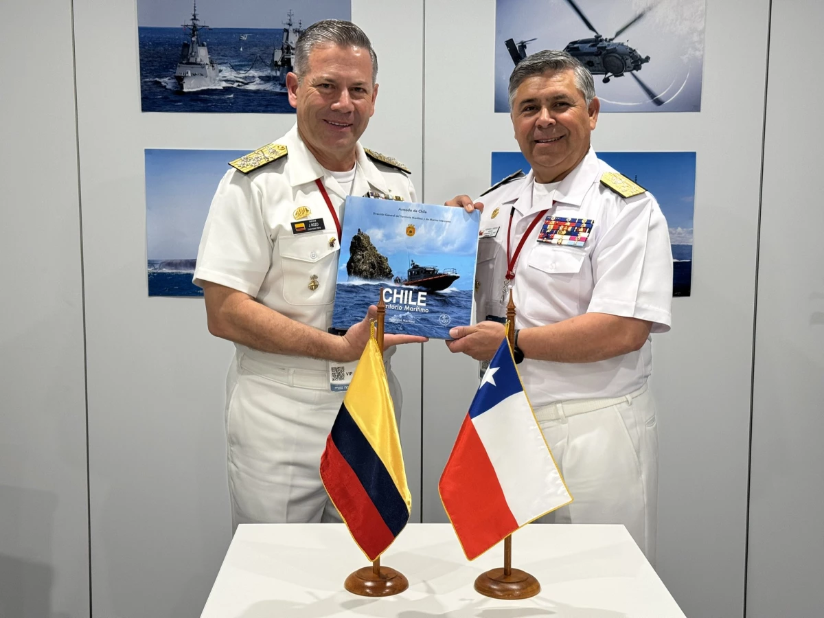 Almirantes Juan Ricardo Rozo y Fernando Cabrera Firma Armada Nacional de Colombia