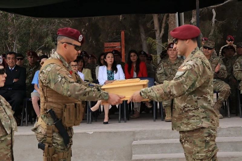 El coronel Salinas recibe el gallardete de mando Firma Escuela de Caballería Blindada del Ejército de Chile 004