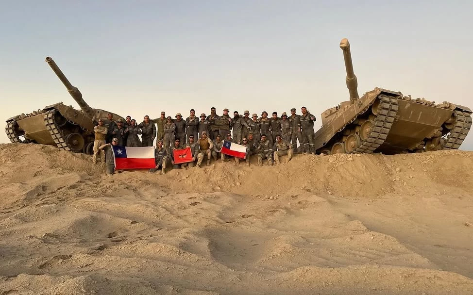 Alumnos del Curso Básico para Suboficiales del Arma de Caballería Blindada en el curso de conductor de tanque Leopard 2A4 Firma Escuela de Caballería Blindada del Ejército de Chile