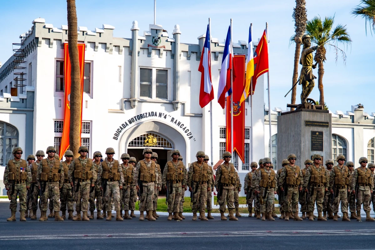 Efectivos de la Brigada Motorizada Nu00b04 Rancagua formados frente a la estatua del teniente coronel Juan Josu00e9 San Martu00edn Firma Gobierno Regional de Tarapacu00e1