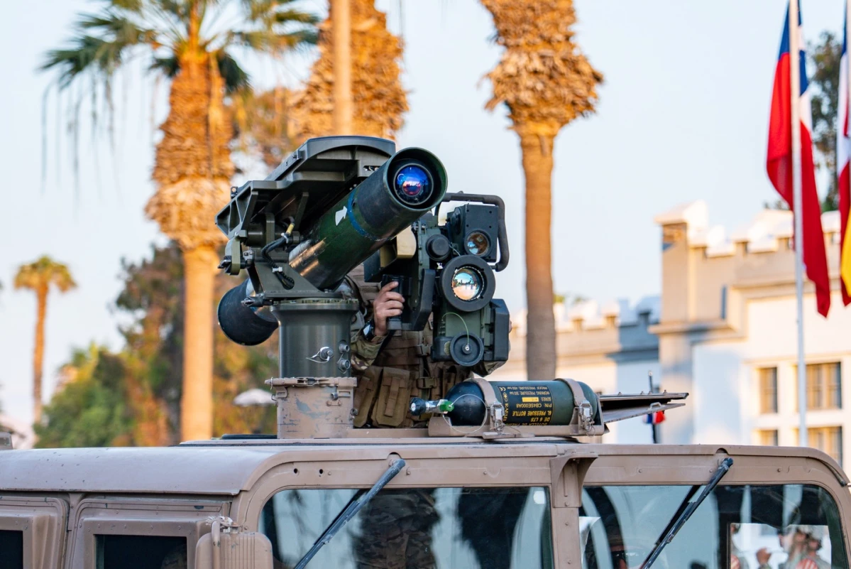Vehu00edculo Humvee de la Compau00f1u00eda Antiblindaje de la Brigada Motorizada Nu00b04 Rancagua con lanzador de misil antitanque Spike ER Firma Gobierno Regional de Arica y Parinacota